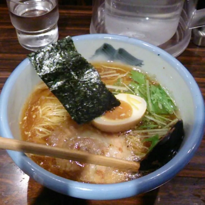 Snapdishの料理写真:柚子醤油ラーメン  ここの拉麺はとても美味しい。女の人も一人で来ている人が結構いるね。淡麗のスープで食べました。|akiponさん