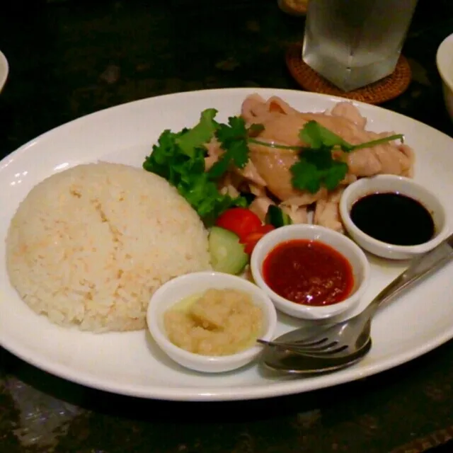 海南鶏飯  シンガポールの料理コンセプトの店だった。|akiponさん