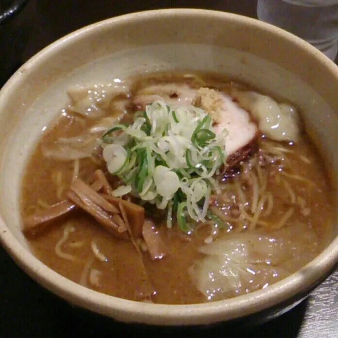 味噌わんたん麺  辛味噌で美味しかった。|akiponさん