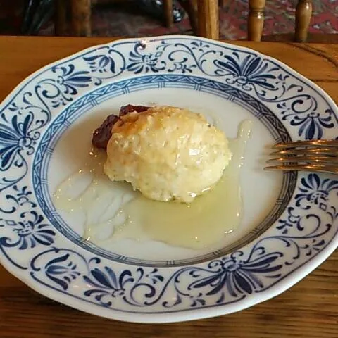 ゴルゴンゾーラチーズケーキ  生のような食感、蜂蜜をかけて食べます。初めての味だった。なかなか良かった。|akiponさん