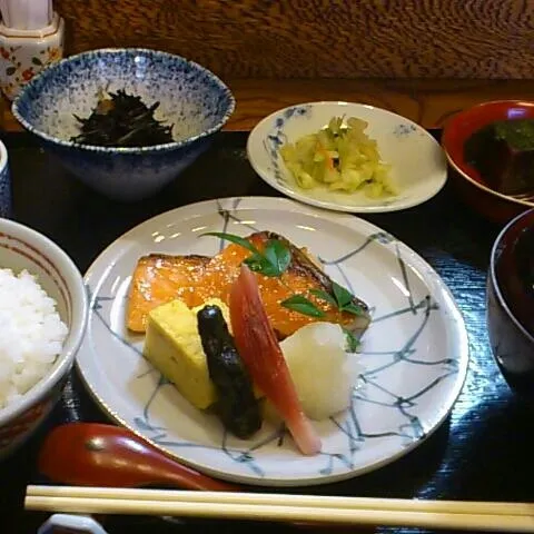 鮭の西京焼き  とても上品な味付けだった。さんしょうの効いたお味噌汁とか、みょうがの漬け物とか繊細な感じ。|akiponさん