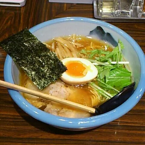 Snapdishの料理写真:柚子しおラーメン  まろ味スープ。  とても美味しいと評判だったので初訪。確かにここは美味しい。麺細め、スープは繊細な鶏ガラで飲み干せてしまう。シナチクも上品な味で女性客も多かった。今度は選べるもう一方のスタンダードスープで食べたい。|akiponさん