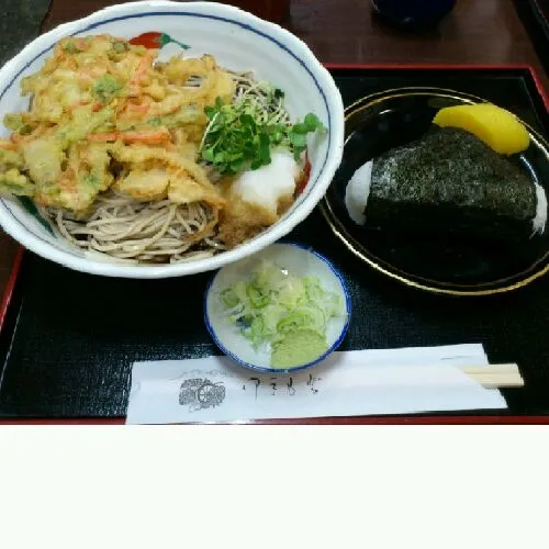 Snapdishの料理写真:月ランチセット  かき揚げ蕎麦とおにぎり|akiponさん