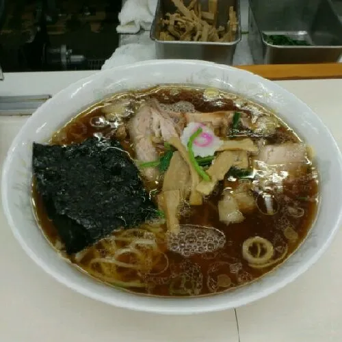 ラーメン  秋葉原の拉麺屋。平日ものすごい行列で入れないと思ってたら、連休の中日に営業してた。ラーメンしか置かない、全く飾り気ないストイックなお店。生姜醤油の中華そば。|akiponさん