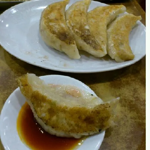 Snapdishの料理写真:餃子  ガッツリ食べたくて。醤油4、お酢4、ラー油2の割合で食べるのが好きです。|akiponさん