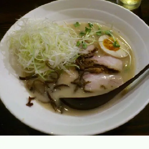 Snapdishの料理写真:豚骨ラーメン  白ネギ入り  高松のラーメン屋。マスター元気な様子で良かった。|akiponさん