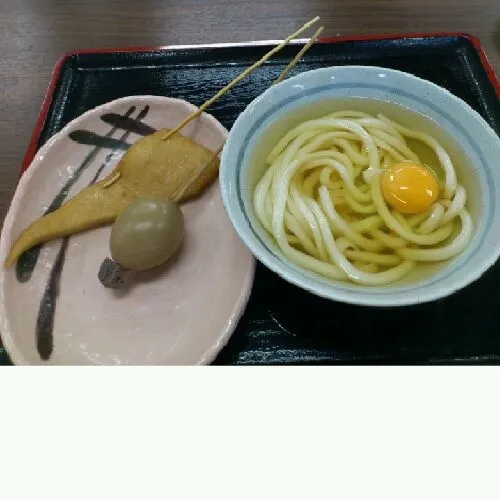 冷やかけうどん、おでんの天ぷら、たまご  こちらの香川県の讃岐うどんもとても美味しい。出汁の旨味がやや濃いめでうどんもモチモチだがやや堅めで歯応えもある。本場は出汁つゆがとてもいい。|akiponさん