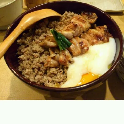 酉玉丼　半熟と焼き鳥が載ってとても美味しかったのと、一緒に付いてくる鶏ガラスープをかけるとまた絶品です。|akiponさん