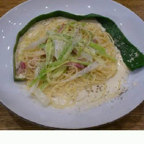 葱とベーコンクリームパスタ　長い葱に囲まれてた、美味しかった。|akiponさん