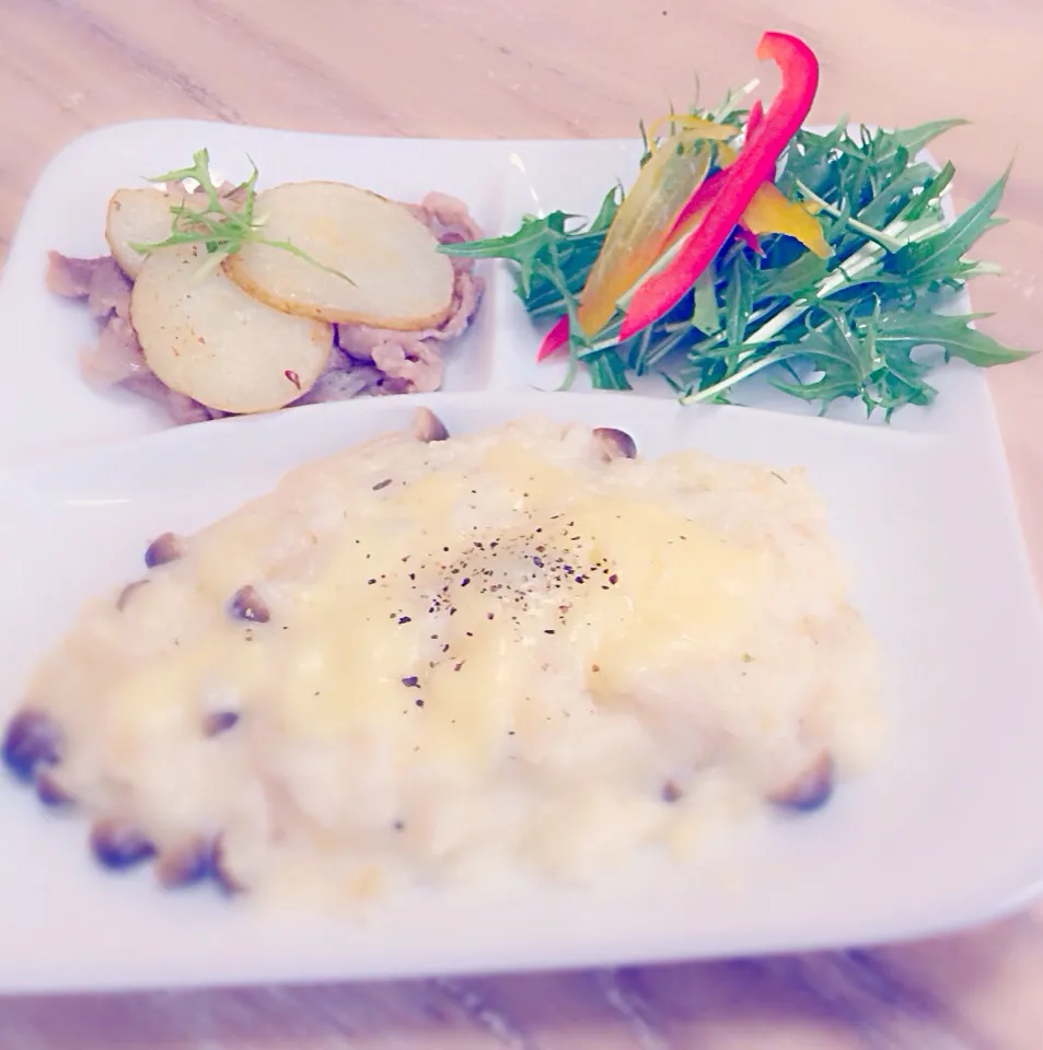 ワンプレートLunch🍴💕（キノコクリームリゾット サラダ 牛肉とジャガイモ|△KAHOさん