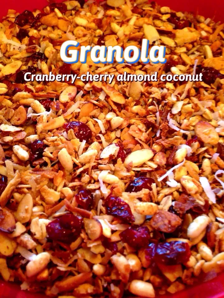 Cherry cranberry almond coconut granola|bertocci infernoさん