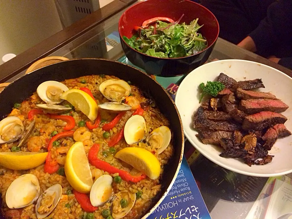 Green Salad, Seafood Paella and Garlic Butter Steak|Kath Kanekoさん