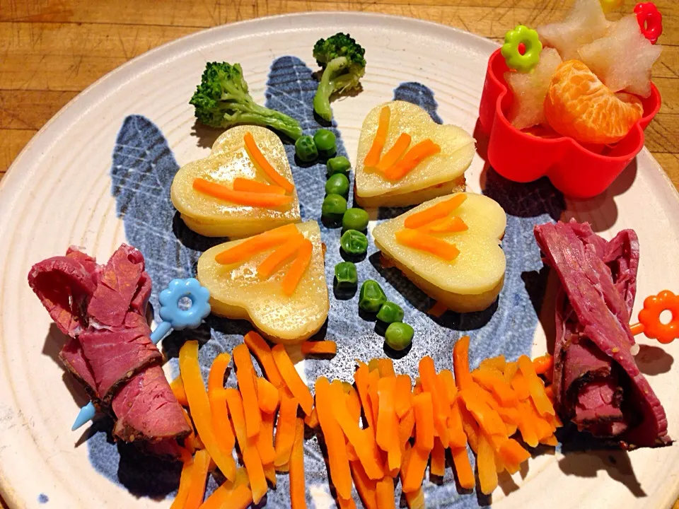 Butterfly Bento - fried potatoes topped with cheese and carrots, peas, pastrami deli meat, broccoli, Fuji pear stars and mandarin slices|Cheryl Melnickさん