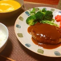 Snapdishの料理写真:ハンバーグ、かぼちゃと豆乳のスープ|akiさん