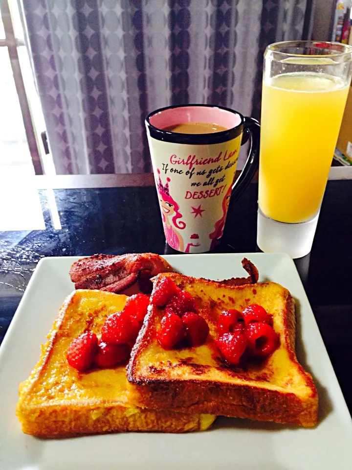 Husband made me French toast for breakfast with thick cut bacon, warmed raspberries, cafe late, and of course a mimosa!|Christine Bruceさん