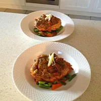 Crumed chicken breast, stuffed with Mediterranean mix of sun dried tomatoes, Italiano salami and roast capsicum.  
served on a bed of seasonal veggies with a pe|beth olivia parkerさん