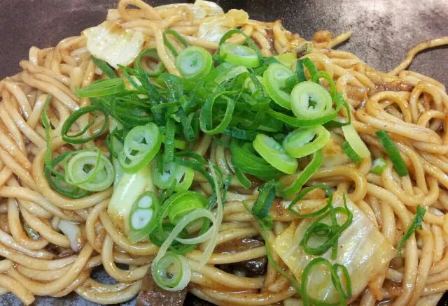 【神戸・三ノ宮】長田本庄軒「ぼっかけ焼きそば 並」|うえおさん