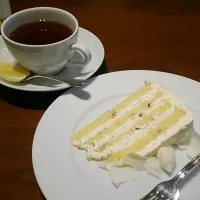 Snapdishの料理写真:ホワイトチョコレートケーキ&レモンティー♪|kkstitchさん