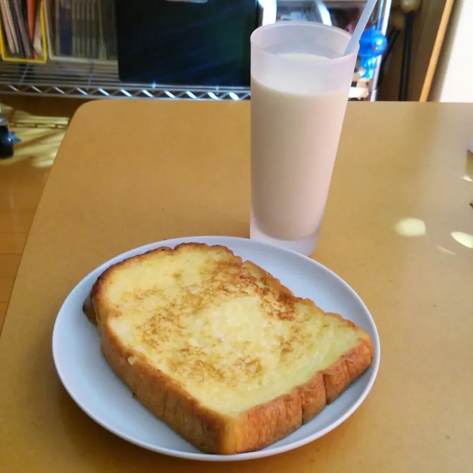 Snapdishの料理写真:朝ごはん。
フレンチトースト&アイスロイヤルミルクティー♪
バニラアイスも欲しいね。|kkstitchさん