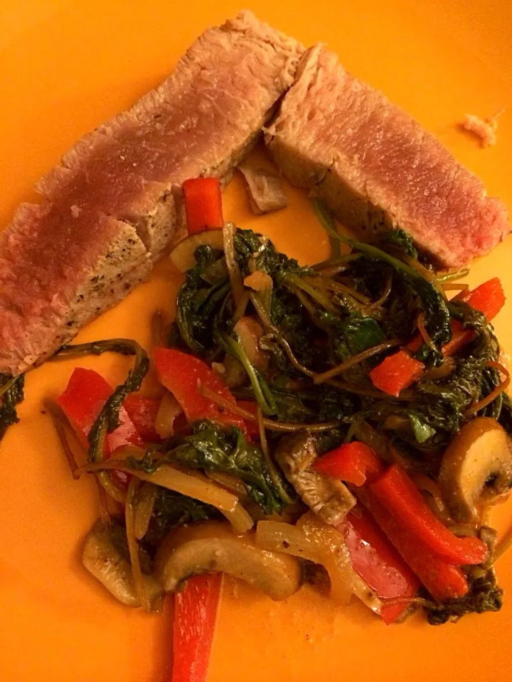 Grilled Ahi tuna with sautéed greens and peppers.|amyさん