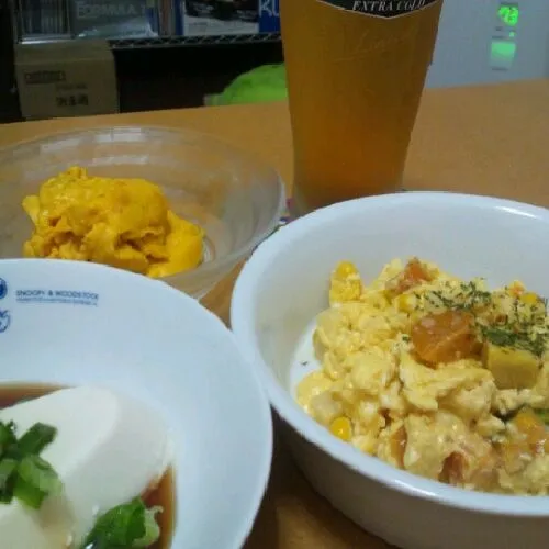 Snapdishの料理写真:家飲み。
野菜オムレツ、かぼちゃサラダ、冷奴。|kkstitchさん