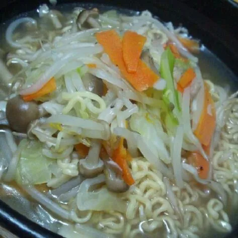 晩ごはん。
野菜たっぷりラーメン♪|kkstitchさん