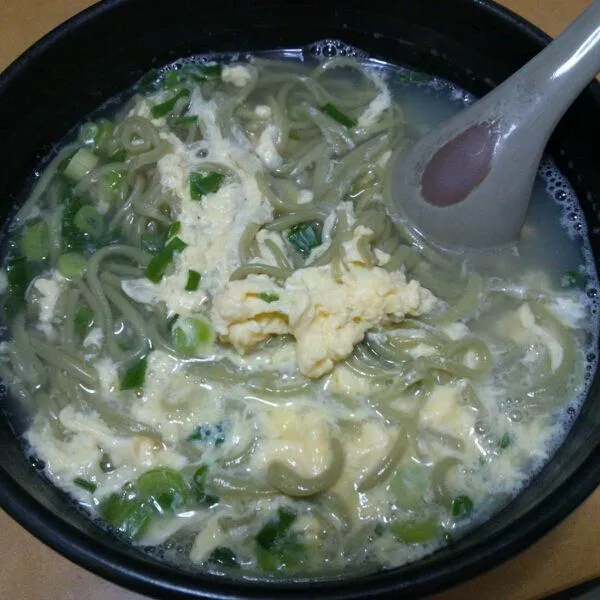 わかめん練り込んだ麺で、卵とじうどん。|kkstitchさん