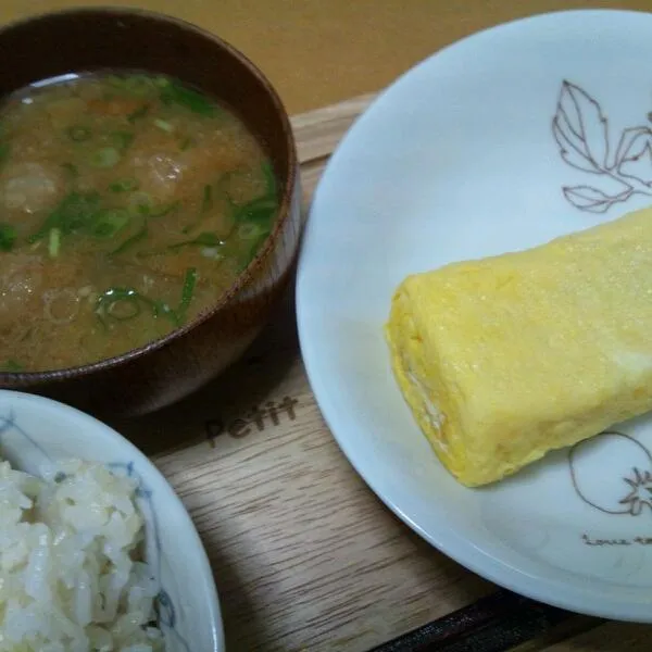 だし巻きと、とりつくねの具たくさん味噌汁の定食。|kkstitchさん