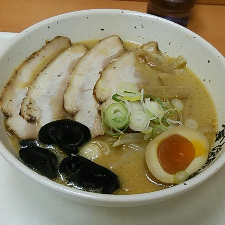 味噌チャーシュー麺♪
スープは香ばしくて美味しかったけど、麺とチャーシューは普通だった。|kkstitchさん