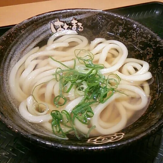 かけうどん♪
105円だったのが、130円に値上がりしました(ToT)
それでも安い。|kkstitchさん