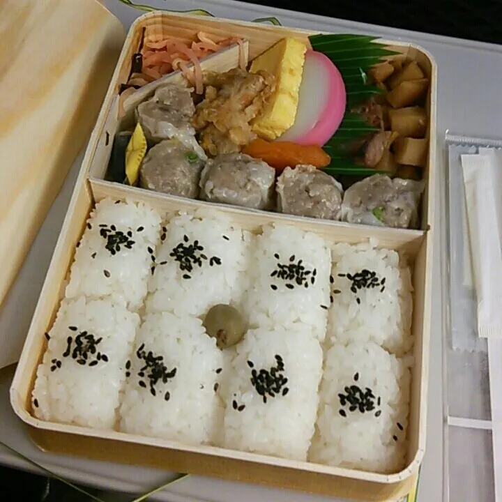 お腹ペコペコ( ´△｀)
横浜来たらやっぱりこれでしょ！
シウマイ弁当♪|kkstitchさん