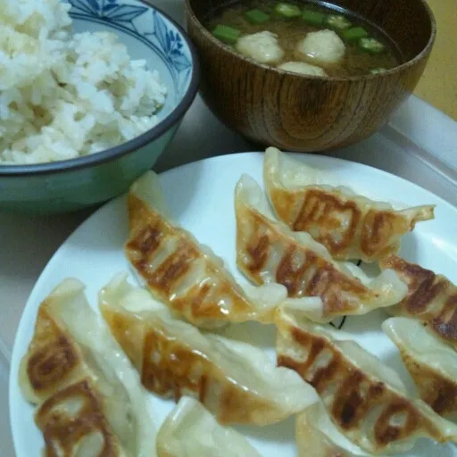 Snapdishの料理写真:晩ごはん。
美味しそうに焼けた海老餃子！
とりつくねとおくらの味噌汁。|kkstitchさん