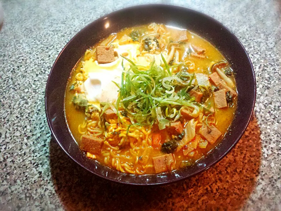 Snapdishの料理写真:Cheesy ramyun with jalapeño spam and kimchi|Kompeito_cooksさん