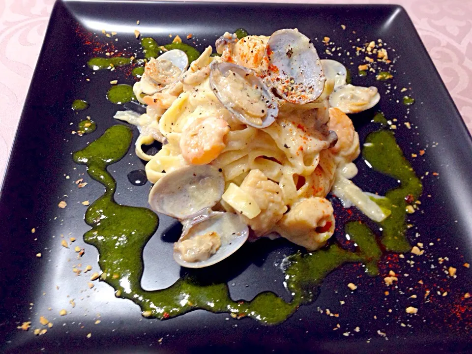 Pâtes Tagliatelle crème de fruits de mer sauce pistou.|Shinyaさん