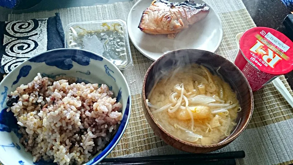 ぶりの味噌漬け＆めかぶ＆えのき玉ねぎともやしの味噌汁|まぐろさん