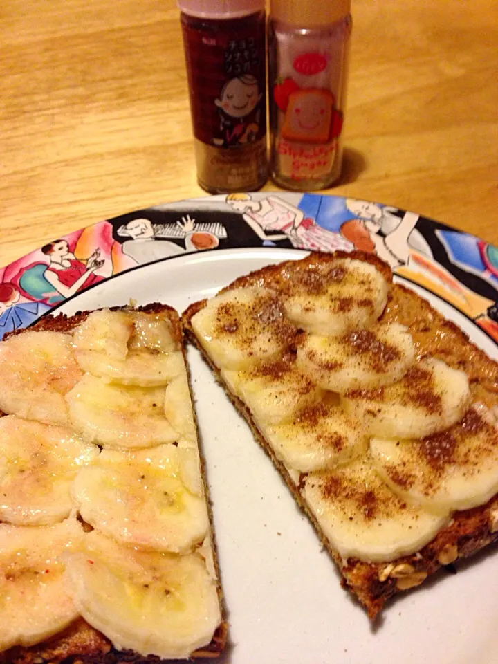 Sugar bread bread - whole grain toast topped with peanut butter, bananas and flavored strawberry and chocolate sugar|Cheryl Melnickさん