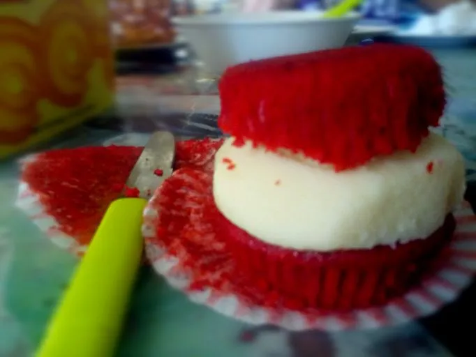 Snapdishの料理写真:red velvet cupcake|Samantha Faye Aguirre Manglarさん