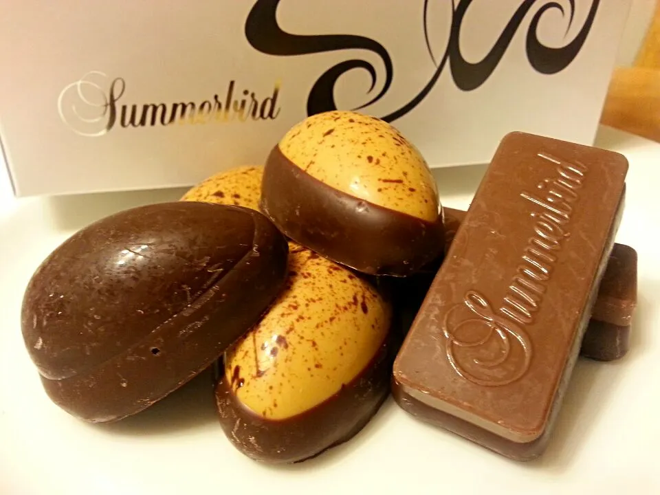 Snapdishの料理写真:A sweet gift:  hand-made chocolates from Summerbird Chocolaterie, Copenhagen.|Chef On Qさん