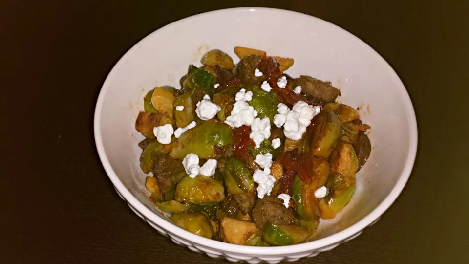 Brussels sprouts with sundried tomato and Italian sausage topped with blue cheese.|angelaさん