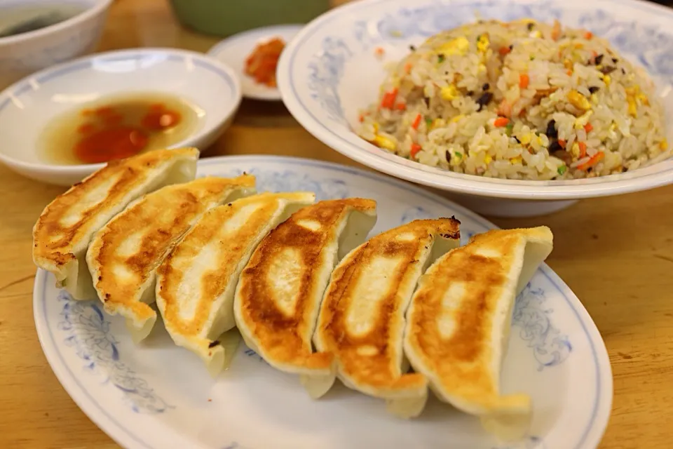 Snapdishの料理写真:エビ野菜チャーハンと餃子|マハロ菊池さん