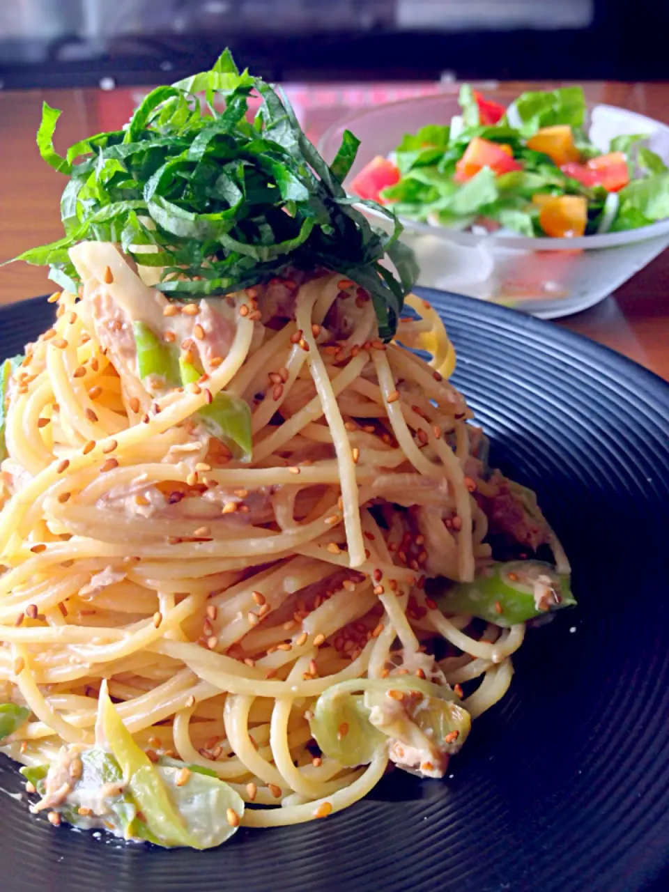 Snapdishの料理写真:⭐️nagさんのゴマたっぷり！ささみとマヨネーズのパスタ ⭐️野菜サラダ 玉ねぎドレッシング|よっちぃさん