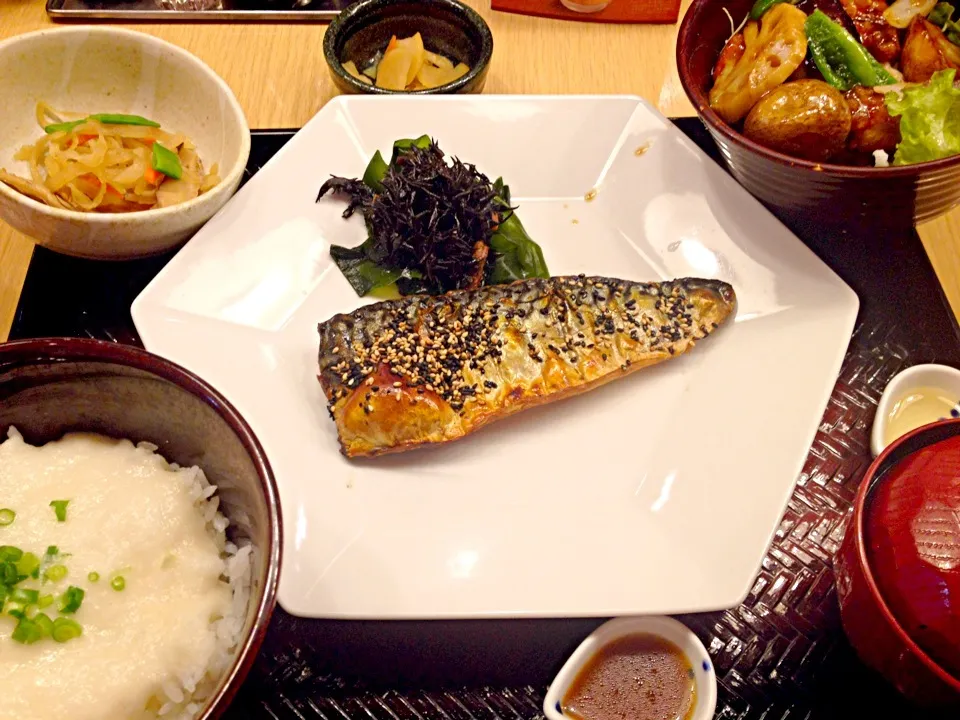 さばの炭火焼定食820＋ミニ鶏と野菜の黒酢あん390＋とろろ70＝1,280円也at大戸屋自由が丘店|秋山知隆さん