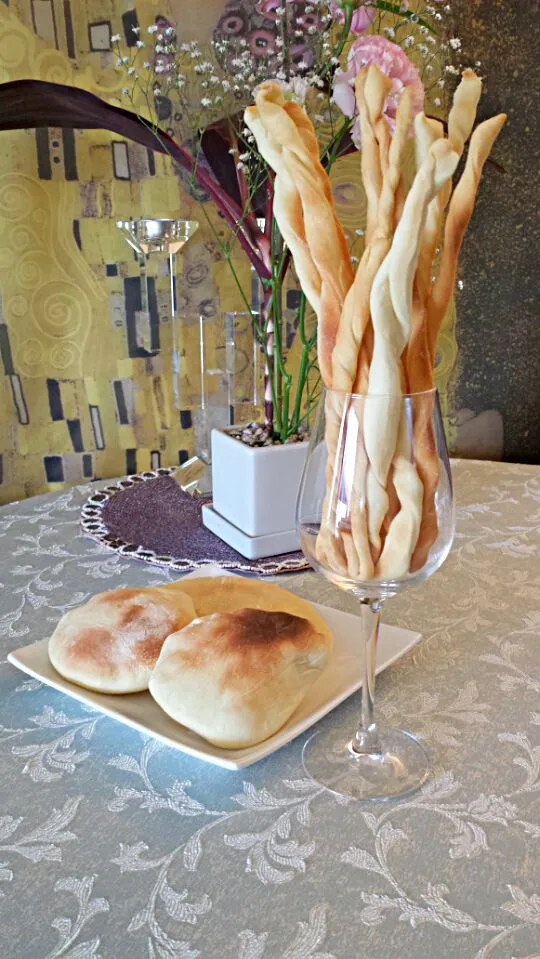 生地から作った自家製ホカッチャとグリッシーニ。
ワインのつまみになるかも。|Saito  Iwaoさん