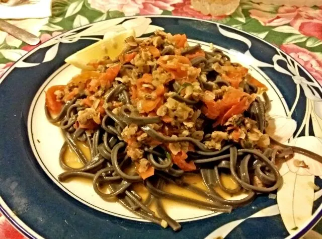 linguine al nero di seppia con vongole pomodorini e prezzemolo fresco|Ambra Campodonicoさん