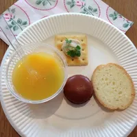 Snapdishの料理写真:クッキングスタジオのリニューアルオープンイベントに行って来た😁今回のマカロンはチョコだった😘横浜は強風で、桜🌸はもう一息って感じだったよ😳顔見知りの先生にも会えて、楽しかった👍|laputa3977さん