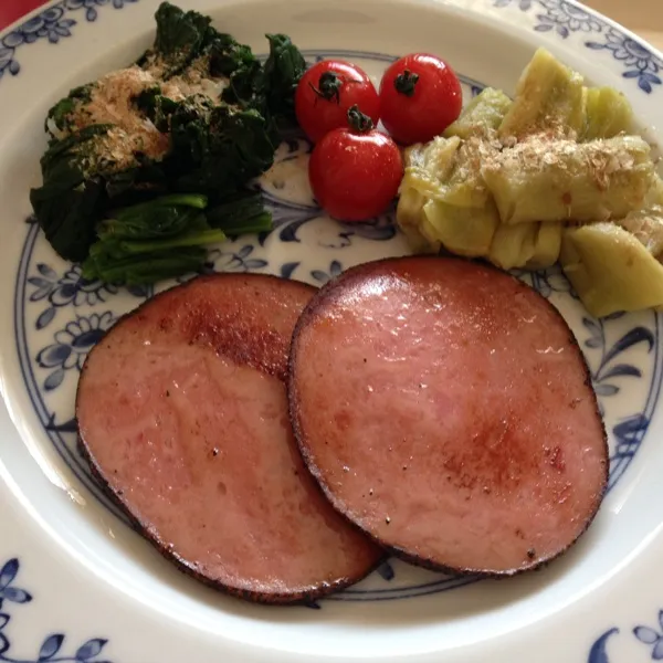 お昼前に起きてゆっくりお風呂入ってから、ブランチ食べました😁実家でもらった黒胡椒ステーキ、ナス、ほうれん草にプチトマトと納豆食べました😘|laputa3977さん