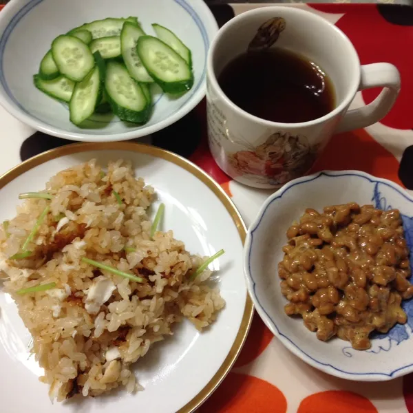 Snapdishの料理写真:今朝は昨日作った鯛めしをチンして食べた😁昨晩宅配ボックスにディズニーランドに行った際のアンケートに答えたら、30周年記念タオルが当選した😘やっぱ入場券は当たらないね😭|laputa3977さん