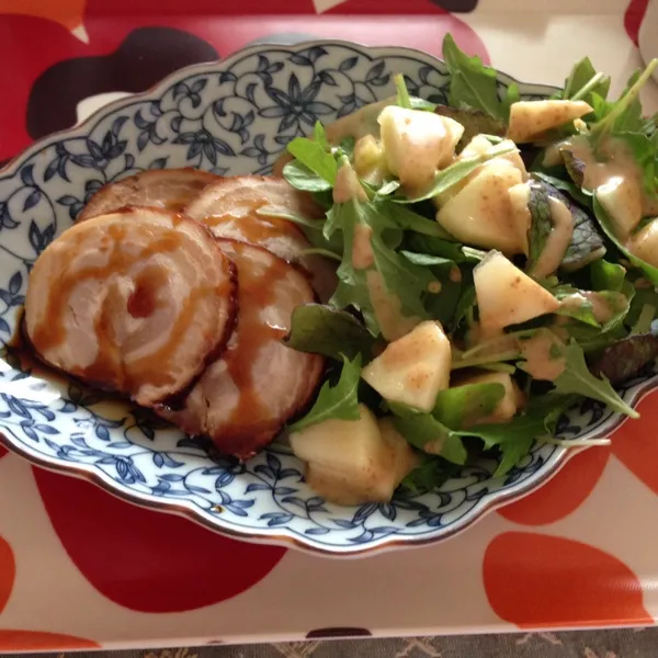 今朝も糸巻き焼き豚に昨日分けておいたベビーリーフにレモン汁をかけたりんごを加えて、胡麻ドレッシングで食べました😘また菌がいるのかなぁ😭一瞬大丈夫な気がするけど、やっぱダメ😱|laputa3977さん