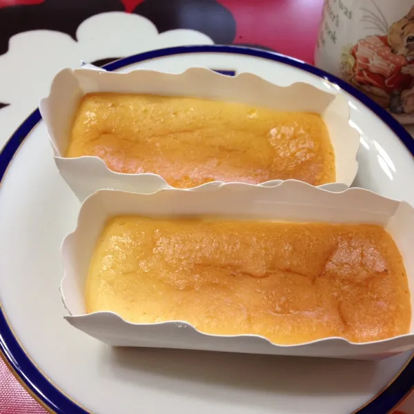 Snapdishの料理写真:朝からお風呂入ってたら、時間がなくて、今朝は糖質カットしたチーズケーキに牛乳を飲んで、ただいま通勤途中で〜す😁夜に寒くなるって天気予報で言ってたけど、今は暑い😱洋服の選択を誤ったかな😭|laputa3977さん