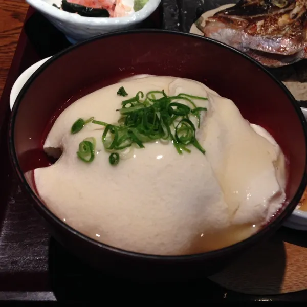 お天気悪いと地下から行けるお店が激混みだよね😰後輩と和食のお店に行って、おぼろ豆腐御膳食べてきました😘豆腐の下のご飯は残したけど、お腹が一杯だ😵|laputa3977さん